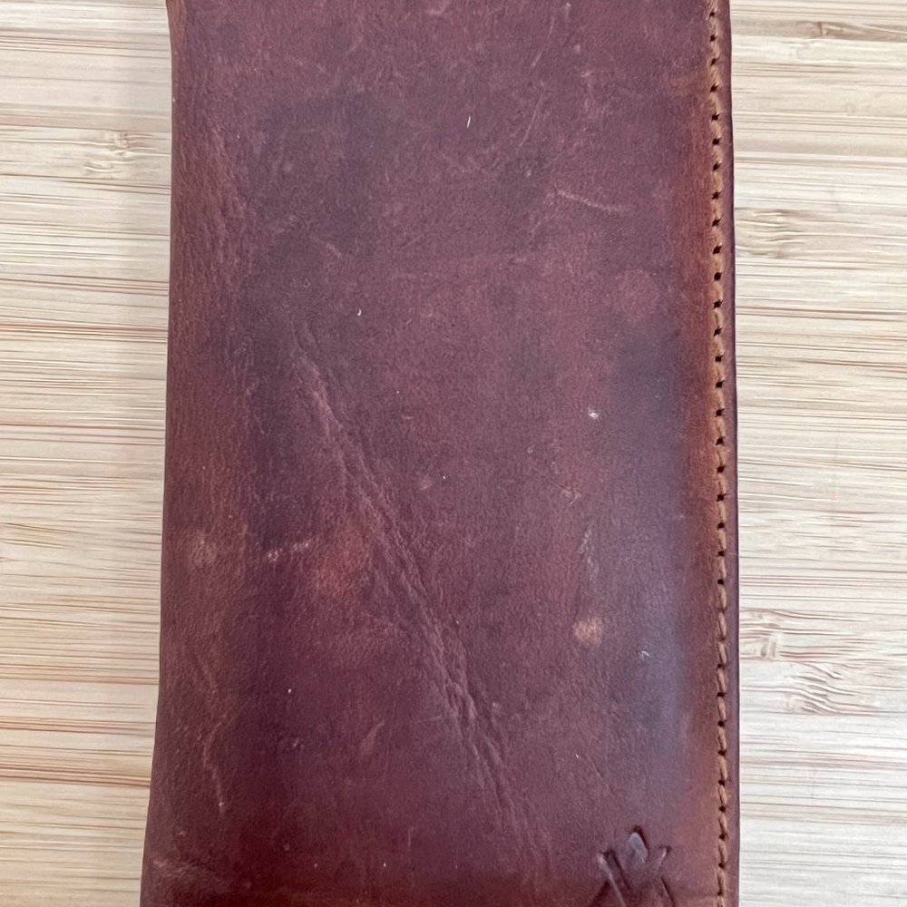 Elevate Leather Verticle Wallet - Picture 2 of 4